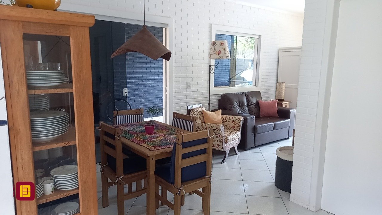 Casa com 136m², 4 quartos (sendo 1 suíte), 2 garagens, no bairro Campeche em Florianópolis