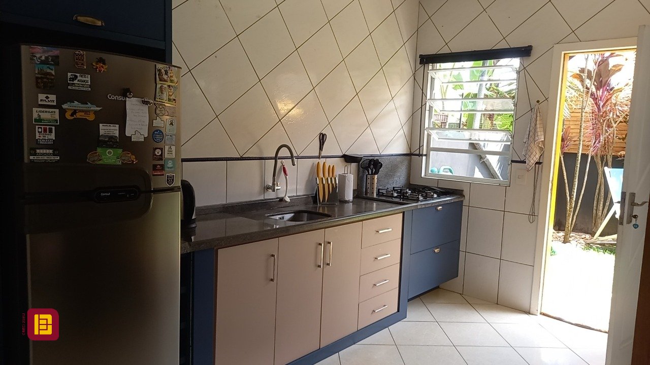 Casa com 136m², 4 quartos (sendo 1 suíte), 2 garagens, no bairro Campeche em Florianópolis