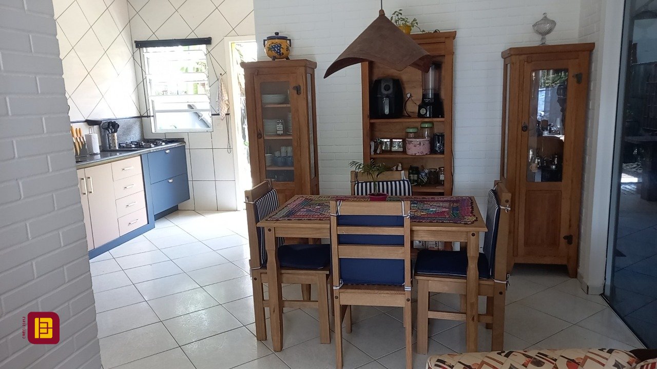 Casa com 136m², 4 quartos (sendo 1 suíte), 2 garagens, no bairro Campeche em Florianópolis