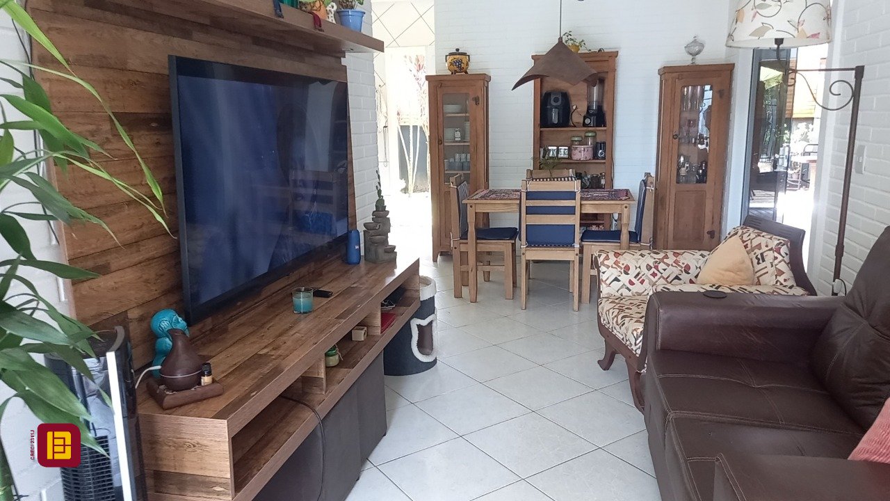Casa com 136m², 4 quartos (sendo 1 suíte), 2 garagens, no bairro Campeche em Florianópolis