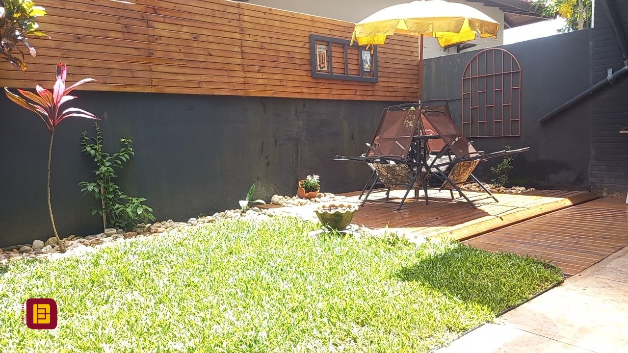 Casa com 136m², 4 quartos (sendo 1 suíte), 2 garagens, no bairro Campeche em Florianópolis