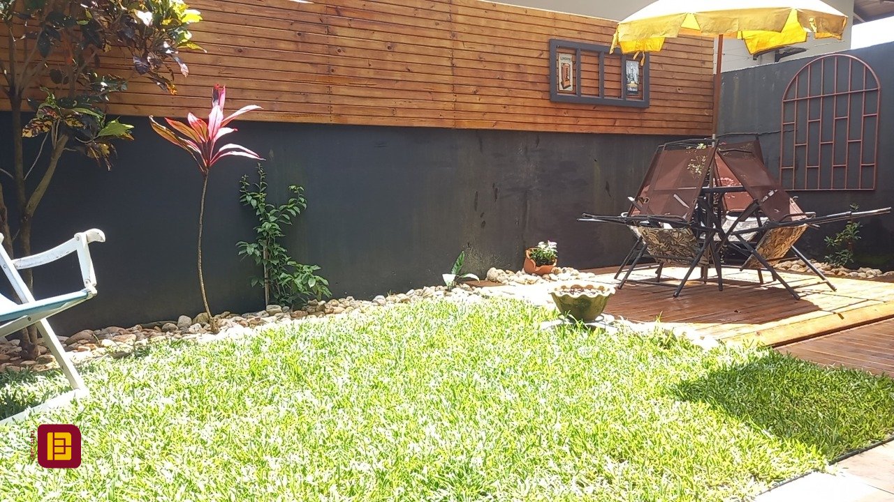 Casa com 136m², 4 quartos (sendo 1 suíte), 2 garagens, no bairro Campeche em Florianópolis