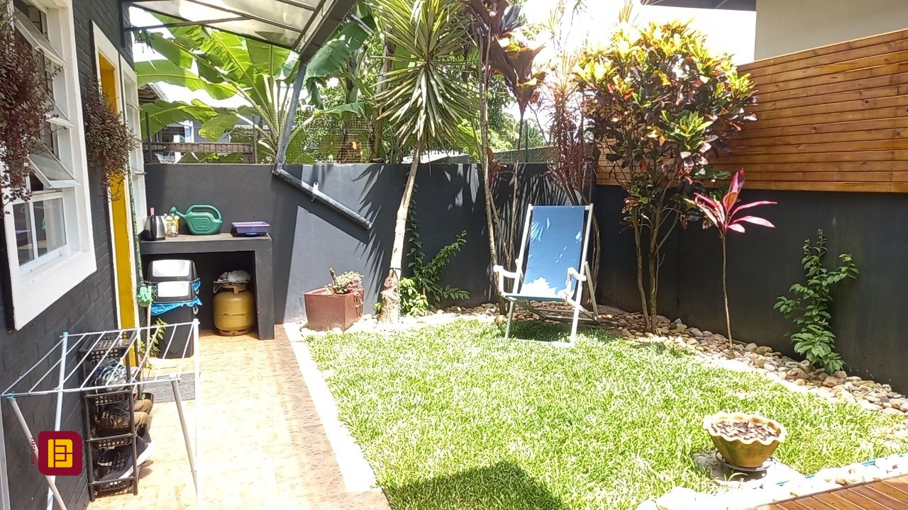 Casa com 136m², 4 quartos (sendo 1 suíte), 2 garagens, no bairro Campeche em Florianópolis