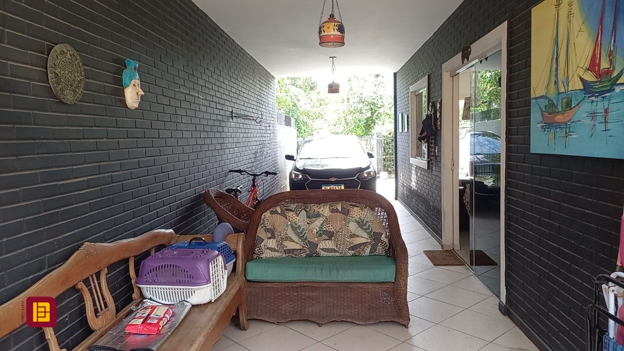 Casa com 136m², 4 quartos (sendo 1 suíte), 2 garagens, no bairro Campeche em Florianópolis