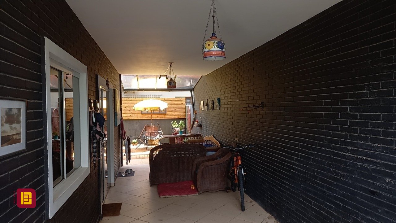 Casa com 136m², 4 quartos (sendo 1 suíte), 2 garagens, no bairro Campeche em Florianópolis