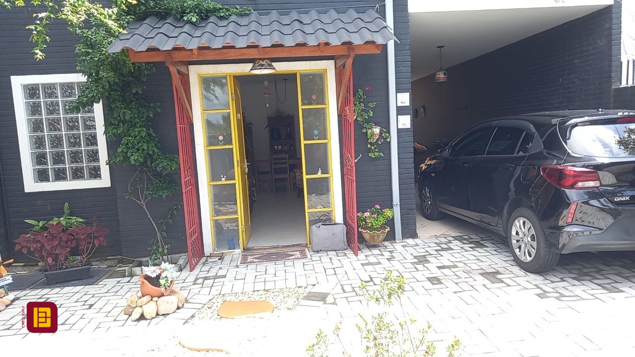 Casa com 136m², 4 quartos (sendo 1 suíte), 2 garagens, no bairro Campeche em Florianópolis