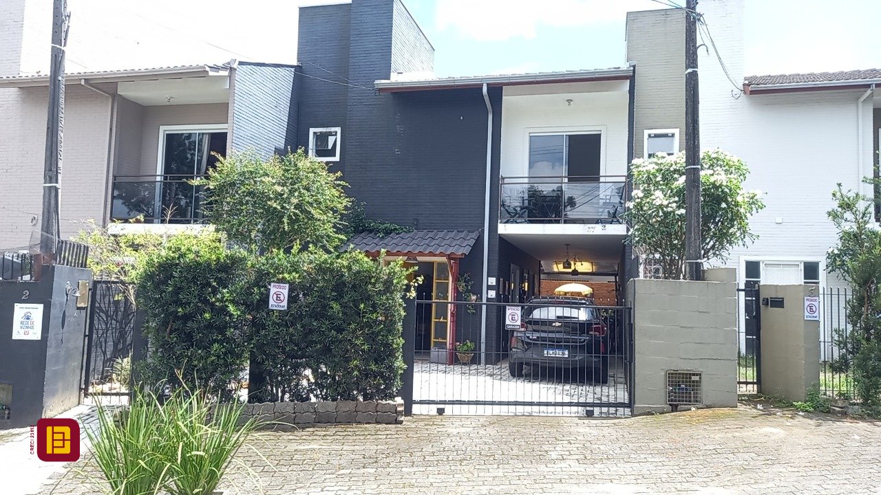 Casa com 136m², 4 quartos (sendo 1 suíte), 2 garagens, no bairro Campeche em Florianópolis