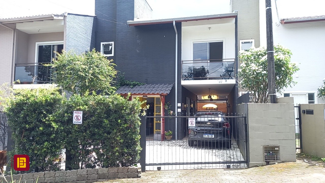 Casa com 136m², 4 quartos (sendo 1 suíte), 2 garagens, no bairro Campeche em Florianópolis