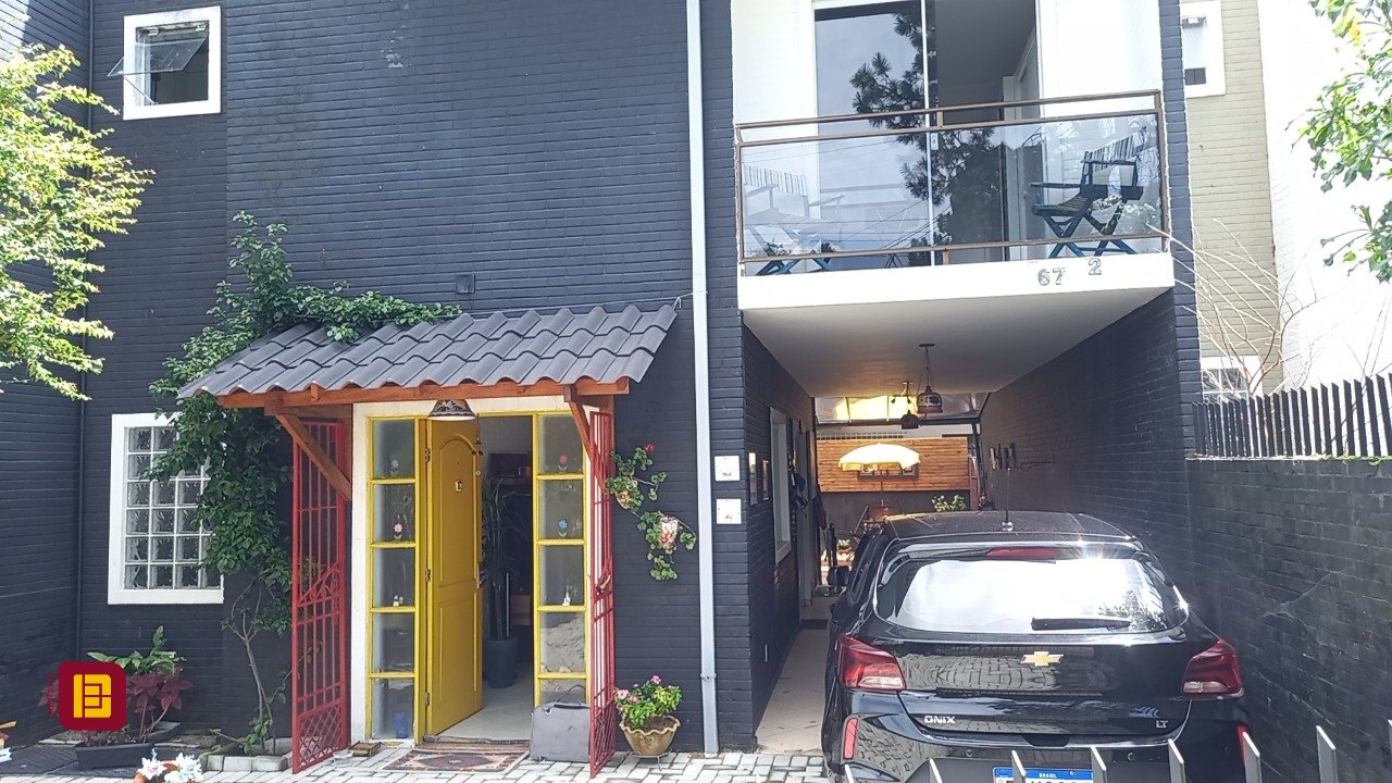 Casa com 136m², 4 quartos (sendo 1 suíte), 2 garagens, no bairro Campeche em Florianópolis