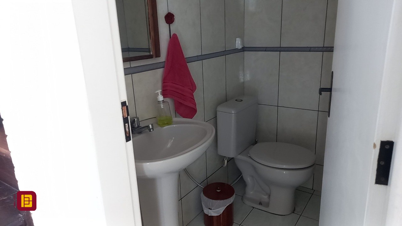 Casa com 136m², 4 quartos (sendo 1 suíte), 2 garagens, no bairro Campeche em Florianópolis