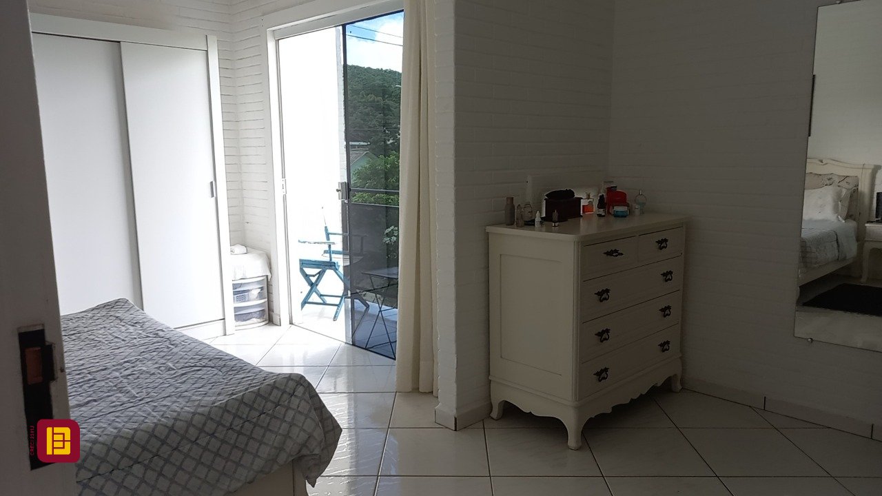 Casa com 136m², 4 quartos (sendo 1 suíte), 2 garagens, no bairro Campeche em Florianópolis