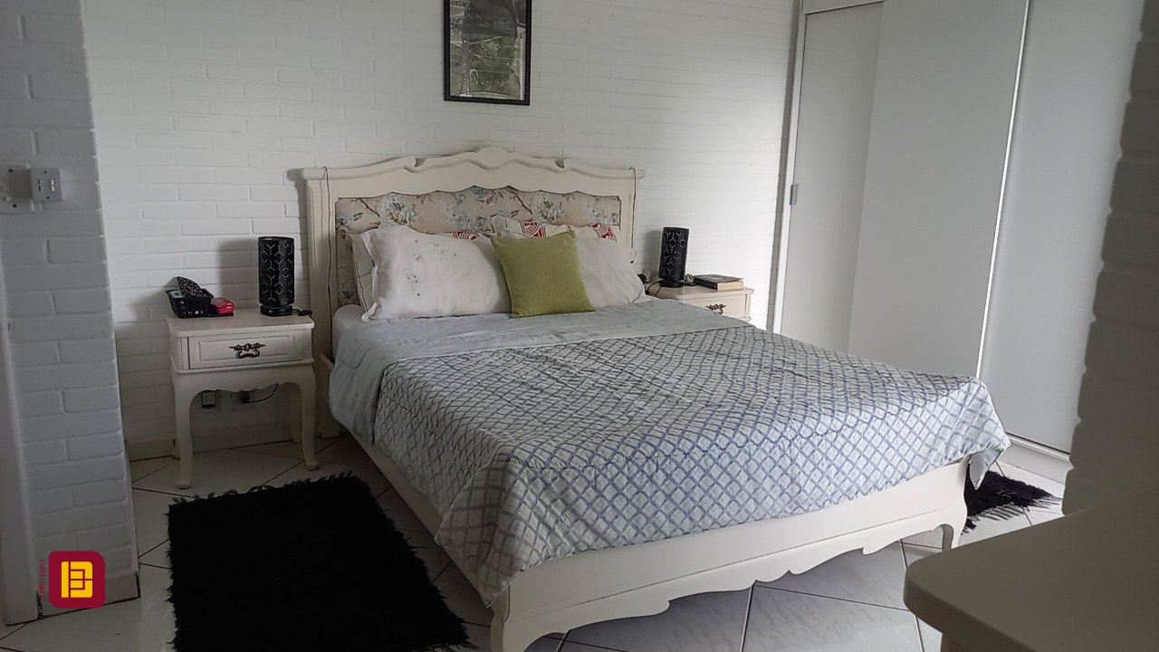 Casa com 136m², 4 quartos (sendo 1 suíte), 2 garagens, no bairro Campeche em Florianópolis