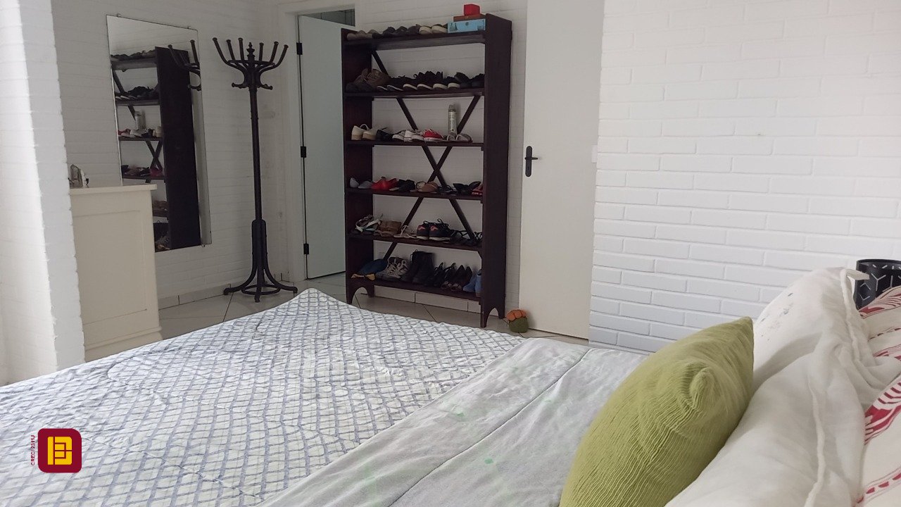 Casa com 136m², 4 quartos (sendo 1 suíte), 2 garagens, no bairro Campeche em Florianópolis