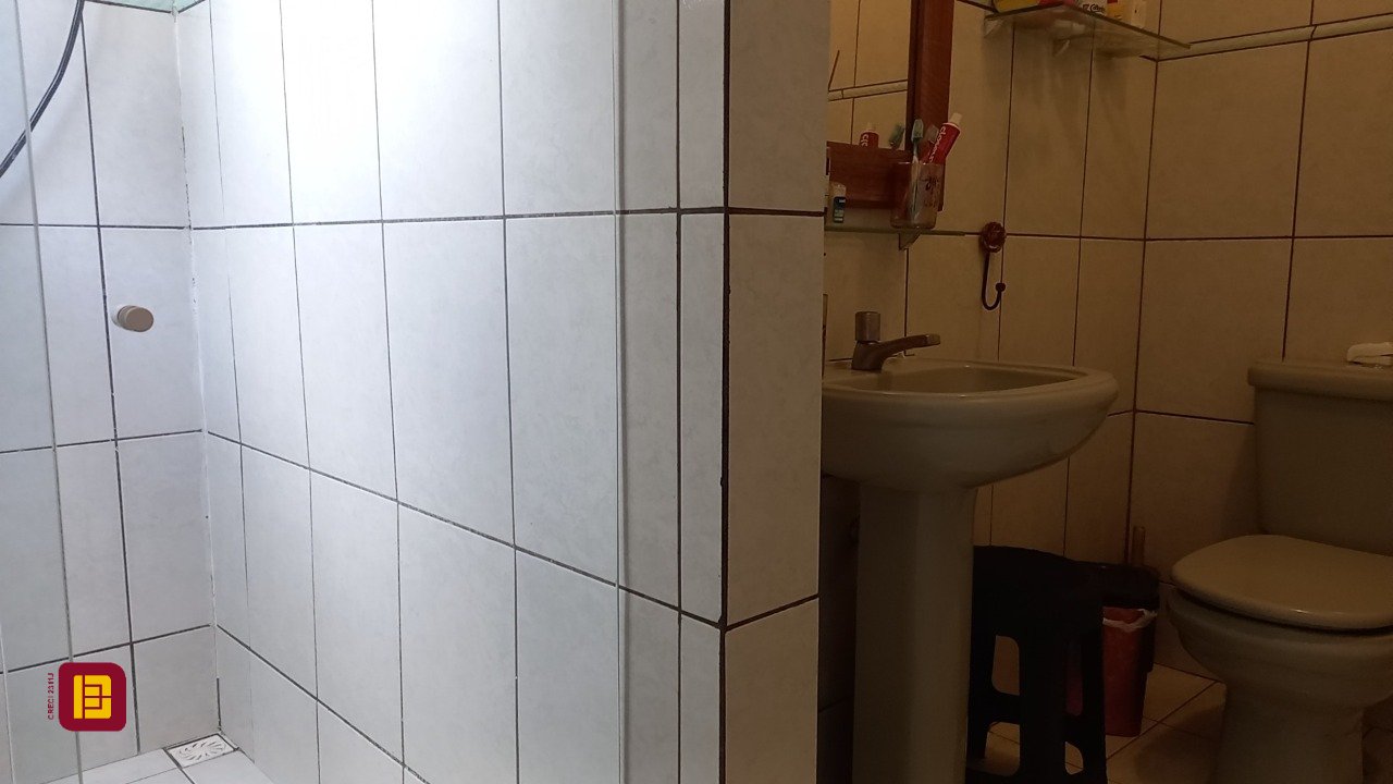 Casa com 136m², 4 quartos (sendo 1 suíte), 2 garagens, no bairro Campeche em Florianópolis