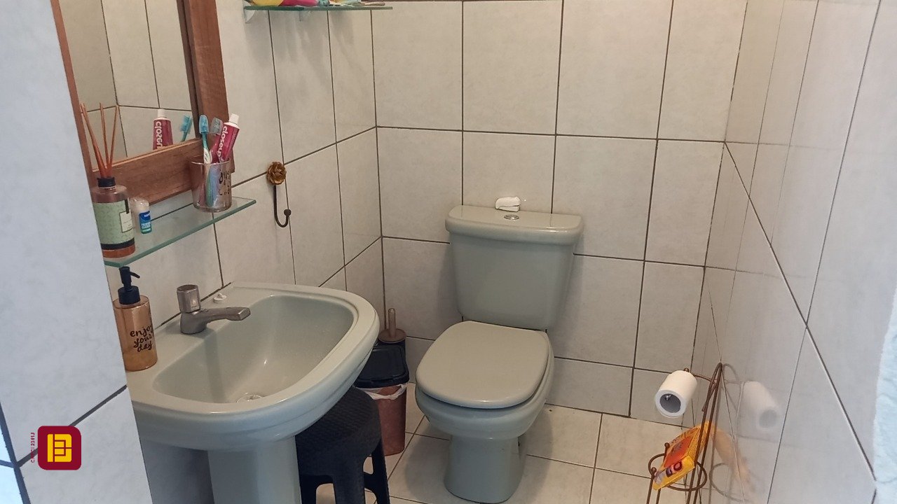 Casa com 136m², 4 quartos (sendo 1 suíte), 2 garagens, no bairro Campeche em Florianópolis