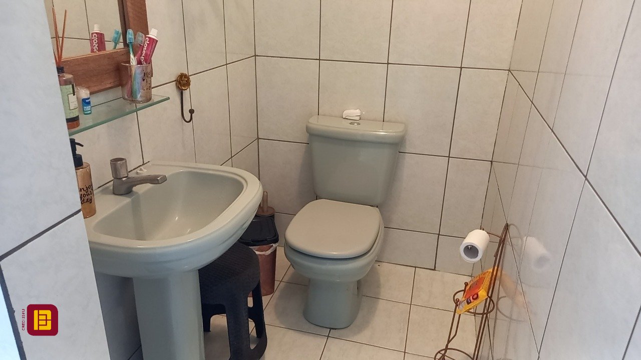 Casa com 136m², 4 quartos (sendo 1 suíte), 2 garagens, no bairro Campeche em Florianópolis