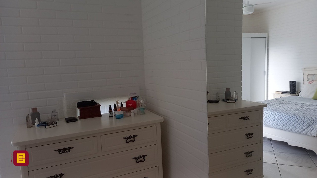 Casa com 136m², 4 quartos (sendo 1 suíte), 2 garagens, no bairro Campeche em Florianópolis