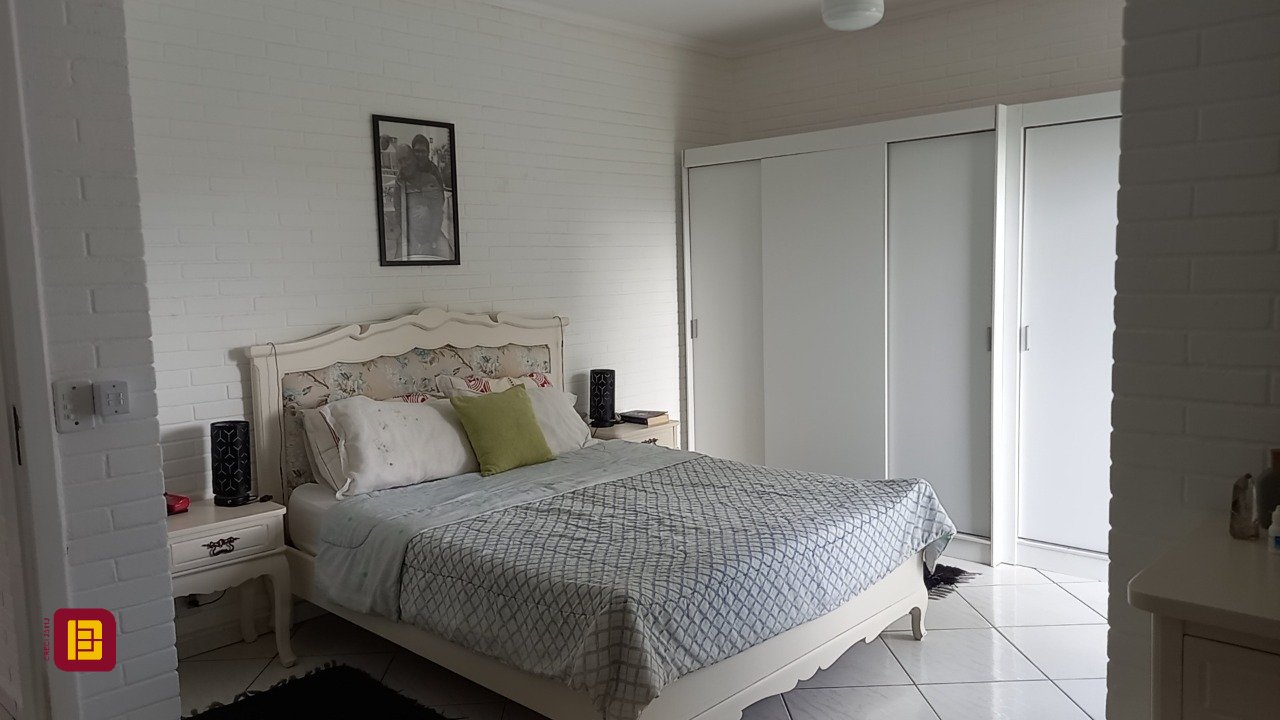 Casa com 136m², 4 quartos (sendo 1 suíte), 2 garagens, no bairro Campeche em Florianópolis