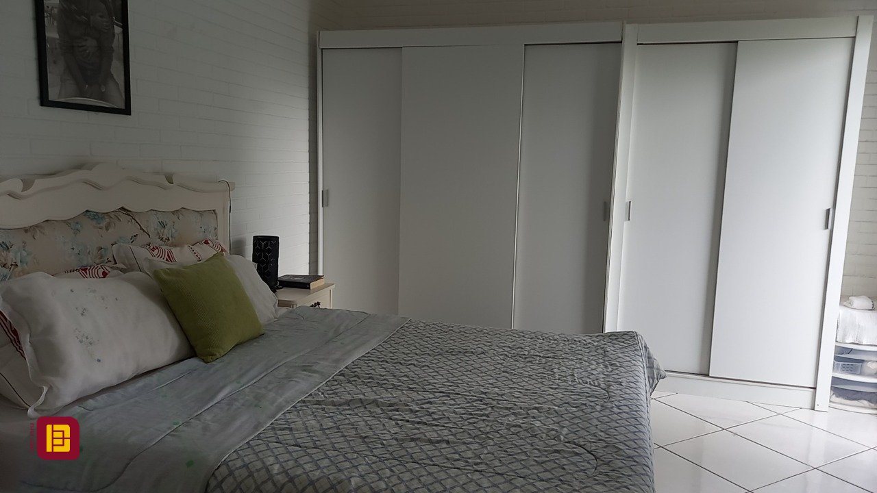 Casa com 136m², 4 quartos (sendo 1 suíte), 2 garagens, no bairro Campeche em Florianópolis