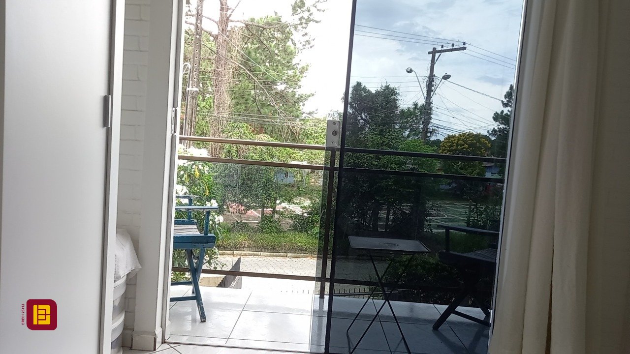 Casa com 136m², 4 quartos (sendo 1 suíte), 2 garagens, no bairro Campeche em Florianópolis