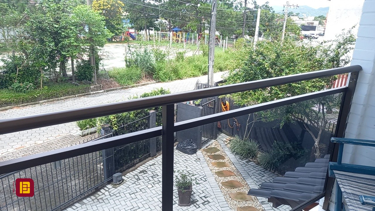 Casa com 136m², 4 quartos (sendo 1 suíte), 2 garagens, no bairro Campeche em Florianópolis