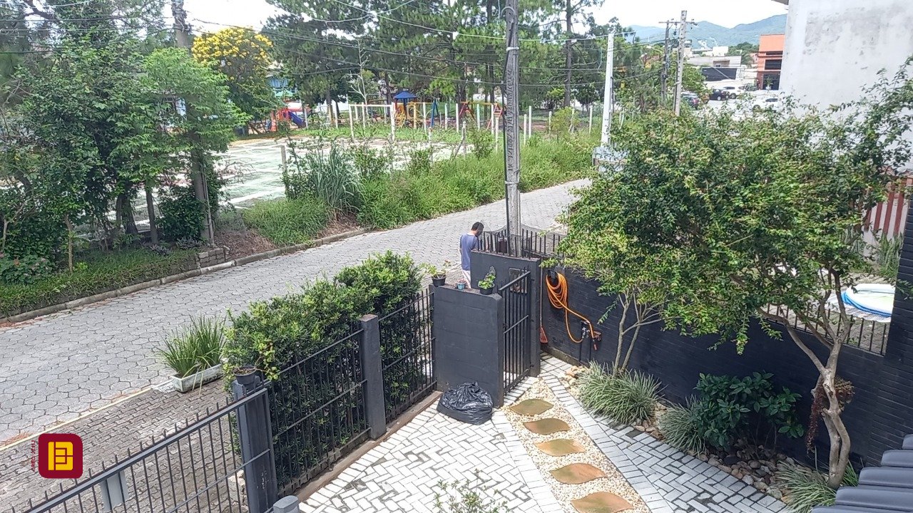 Casa com 136m², 4 quartos (sendo 1 suíte), 2 garagens, no bairro Campeche em Florianópolis
