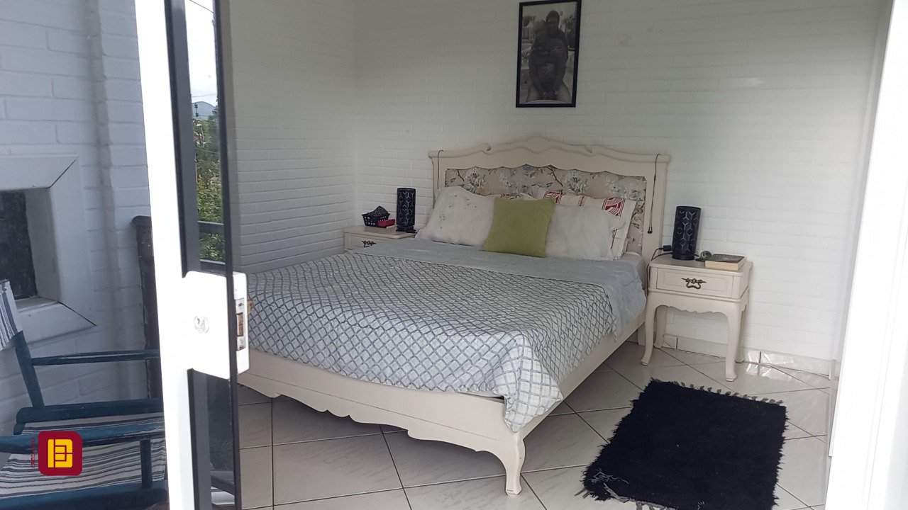Casa com 136m², 4 quartos (sendo 1 suíte), 2 garagens, no bairro Campeche em Florianópolis