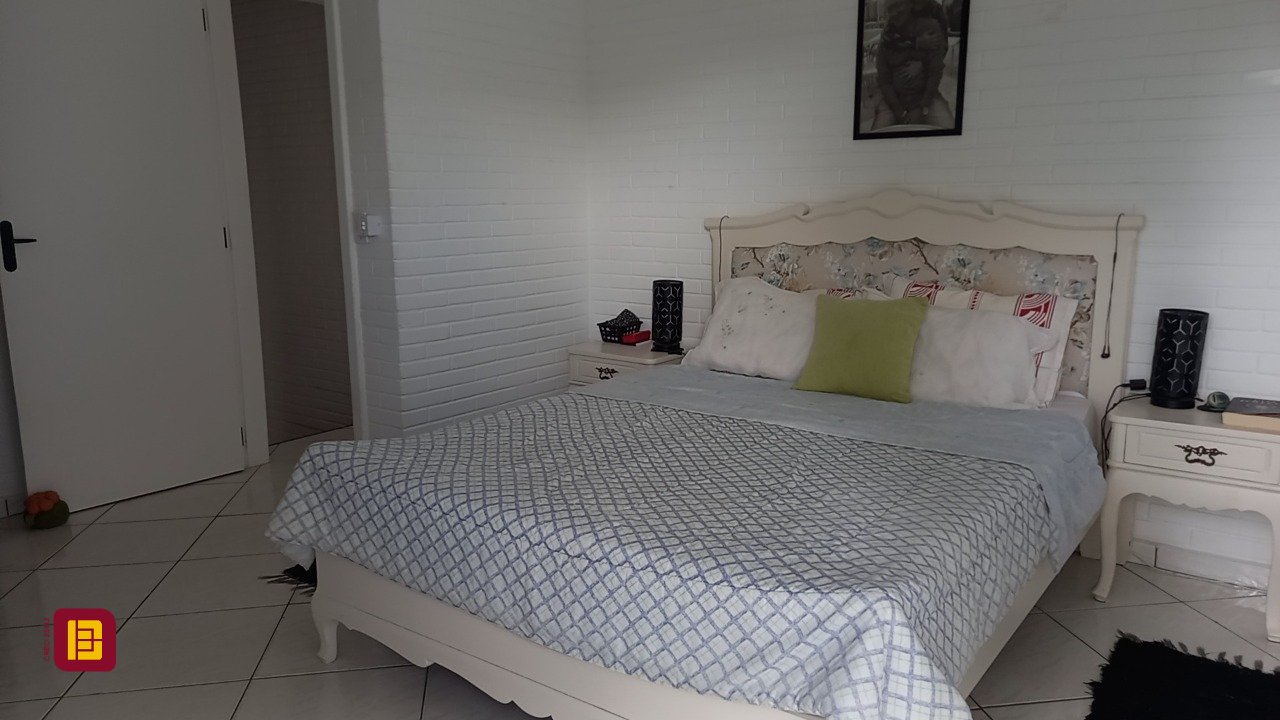 Casa com 136m², 4 quartos (sendo 1 suíte), 2 garagens, no bairro Campeche em Florianópolis