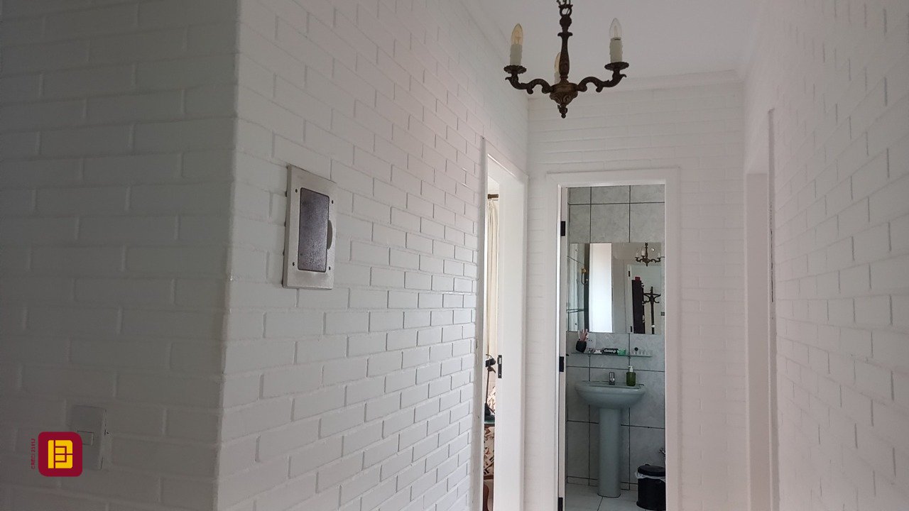 Casa com 136m², 4 quartos (sendo 1 suíte), 2 garagens, no bairro Campeche em Florianópolis