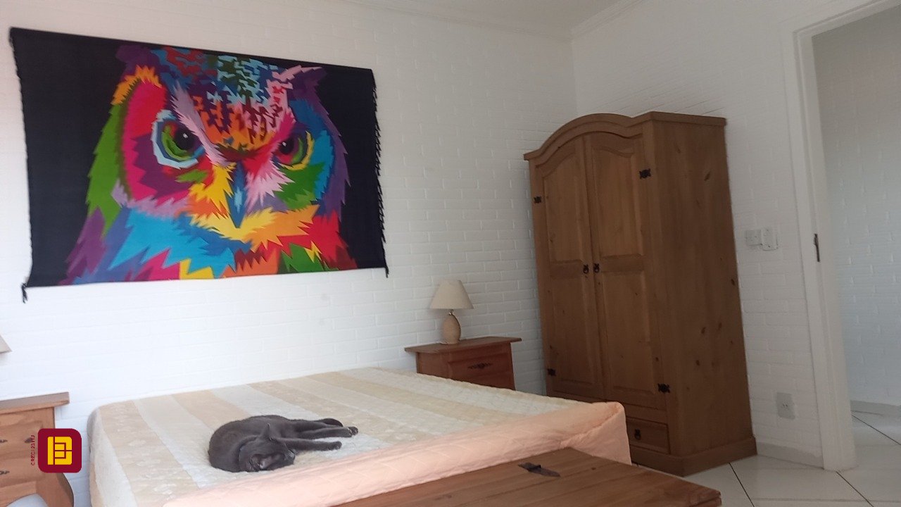 Casa com 136m², 4 quartos (sendo 1 suíte), 2 garagens, no bairro Campeche em Florianópolis