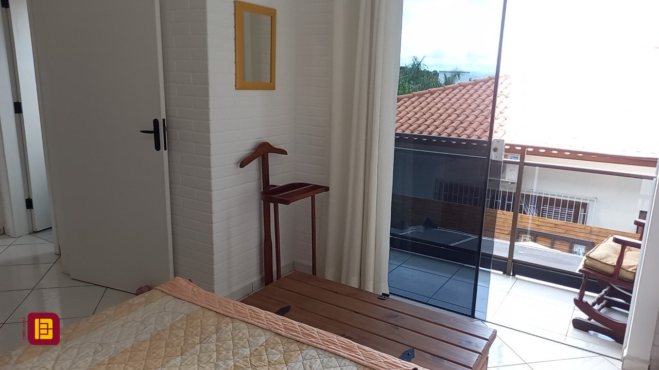 Casa com 136m², 4 quartos (sendo 1 suíte), 2 garagens, no bairro Campeche em Florianópolis