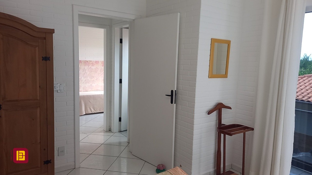 Casa com 136m², 4 quartos (sendo 1 suíte), 2 garagens, no bairro Campeche em Florianópolis