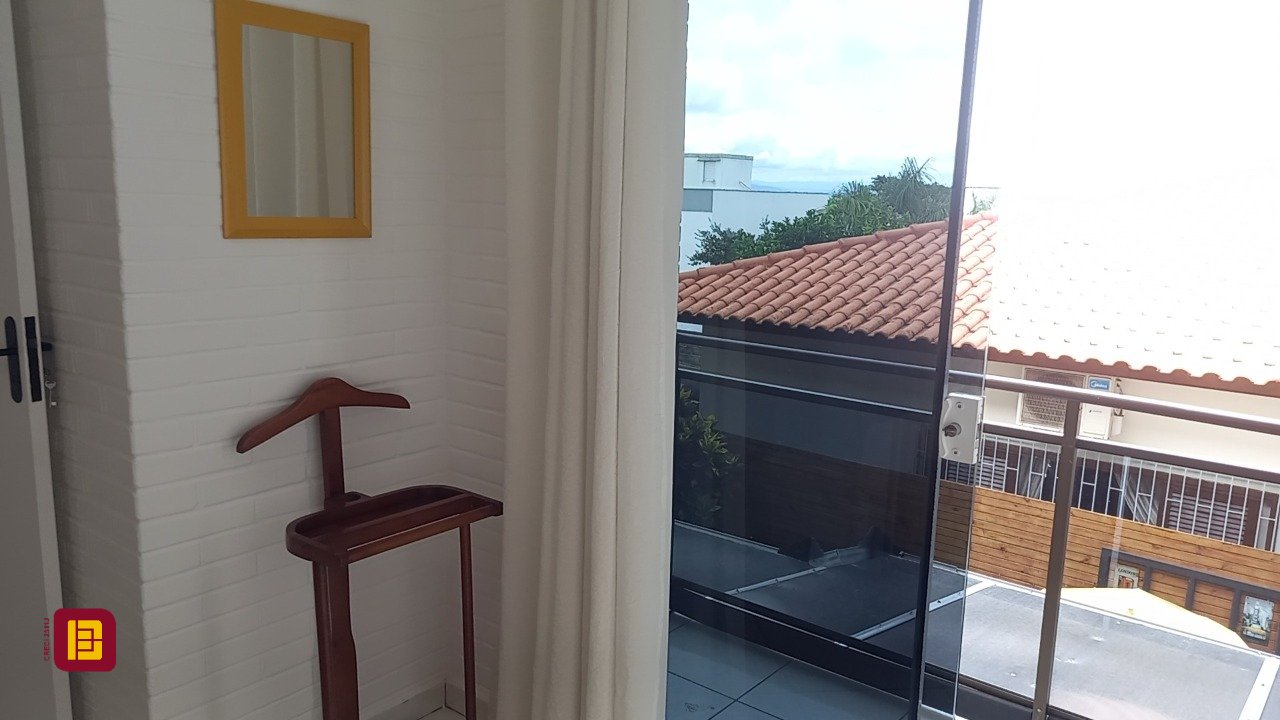 Casa com 136m², 4 quartos (sendo 1 suíte), 2 garagens, no bairro Campeche em Florianópolis