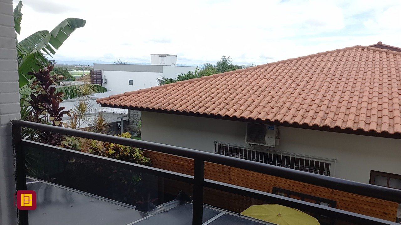 Casa com 136m², 4 quartos (sendo 1 suíte), 2 garagens, no bairro Campeche em Florianópolis