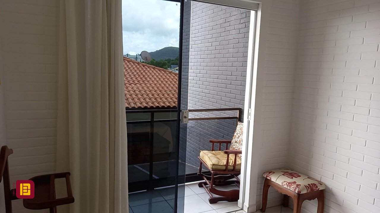 Casa com 136m², 4 quartos (sendo 1 suíte), 2 garagens, no bairro Campeche em Florianópolis