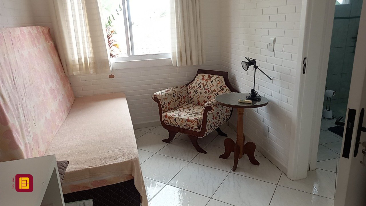 Casa com 136m², 4 quartos (sendo 1 suíte), 2 garagens, no bairro Campeche em Florianópolis