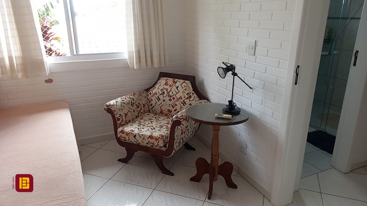 Casa com 136m², 4 quartos (sendo 1 suíte), 2 garagens, no bairro Campeche em Florianópolis