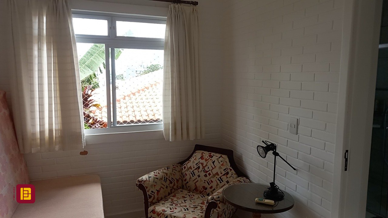 Casa com 136m², 4 quartos (sendo 1 suíte), 2 garagens, no bairro Campeche em Florianópolis