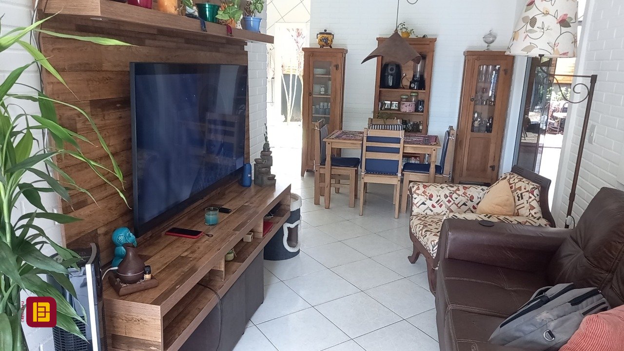 Casa com 136m², 4 quartos (sendo 1 suíte), 2 garagens, no bairro Campeche em Florianópolis