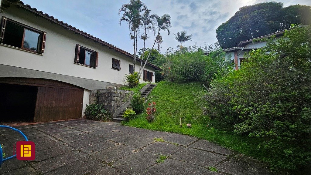 Casa de Condomínio com 190m², 4 quartos (sendo 1 suíte), 4 garagens, no bairro Carvoeira em Florianópolis