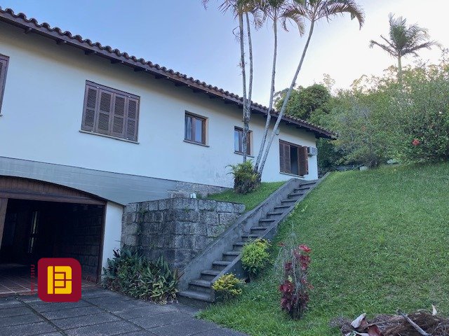 Casa de Condomínio com 190m², 4 quartos (sendo 1 suíte), 4 garagens, no bairro Carvoeira em Florianópolis