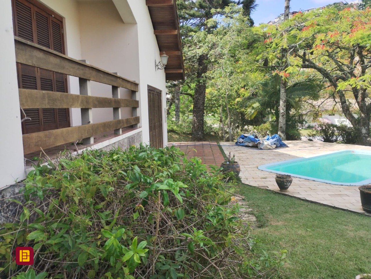 Casa de Condomínio com 190m², 4 quartos (sendo 1 suíte), 4 garagens, no bairro Carvoeira em Florianópolis