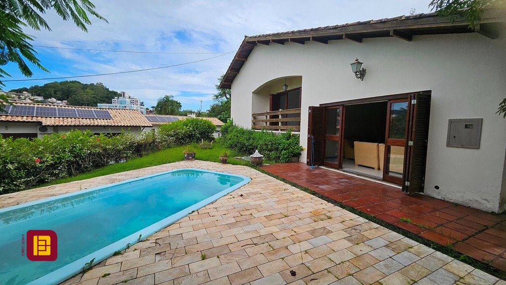 Casa de Condomínio com 190m², 4 quartos (sendo 1 suíte), 4 garagens, no bairro Carvoeira em Florianópolis