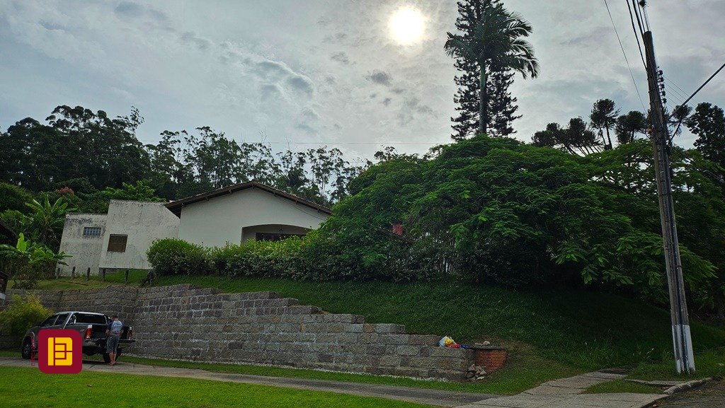 Casa de Condomínio com 190m², 4 quartos (sendo 1 suíte), 4 garagens, no bairro Carvoeira em Florianópolis