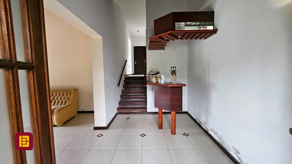 Casa de Condomínio com 190m², 4 quartos (sendo 1 suíte), 4 garagens, no bairro Carvoeira em Florianópolis