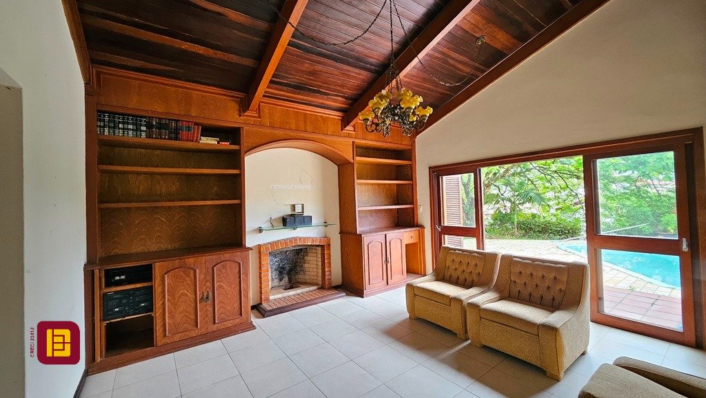 Casa de Condomínio com 190m², 4 quartos (sendo 1 suíte), 4 garagens, no bairro Carvoeira em Florianópolis