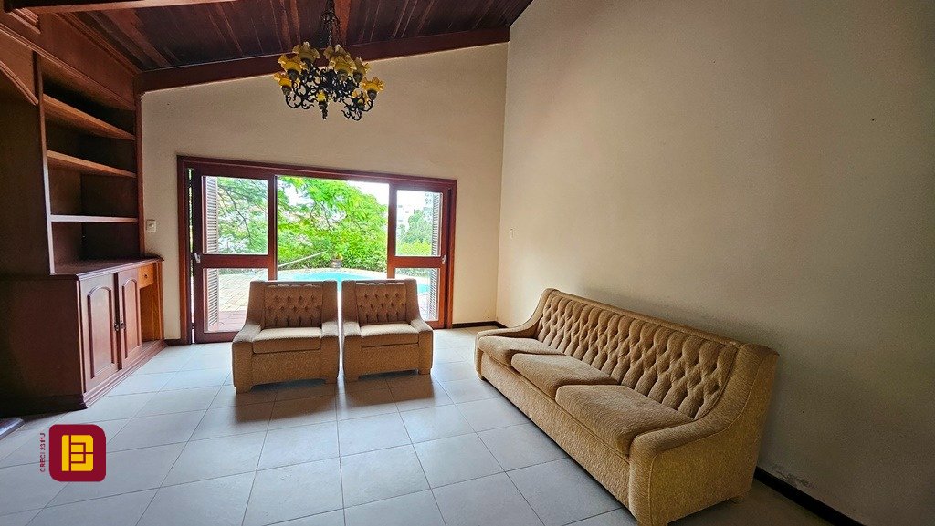 Casa de Condomínio com 190m², 4 quartos (sendo 1 suíte), 4 garagens, no bairro Carvoeira em Florianópolis
