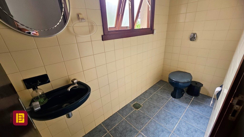 Casa de Condomínio com 190m², 4 quartos (sendo 1 suíte), 4 garagens, no bairro Carvoeira em Florianópolis