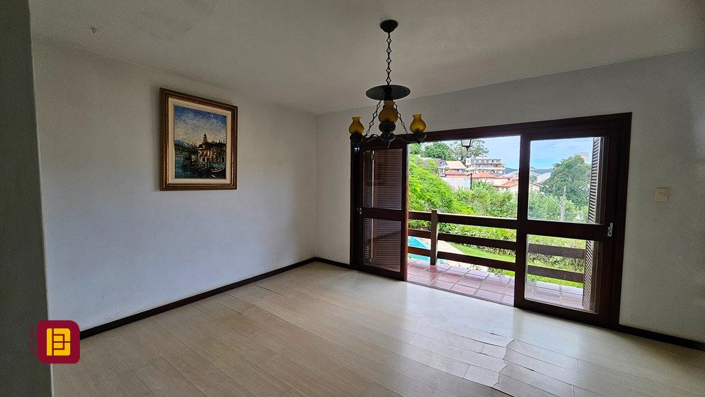Casa de Condomínio com 190m², 4 quartos (sendo 1 suíte), 4 garagens, no bairro Carvoeira em Florianópolis