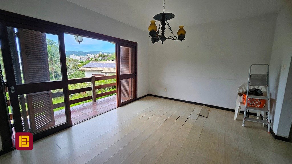 Casa de Condomínio com 190m², 4 quartos (sendo 1 suíte), 4 garagens, no bairro Carvoeira em Florianópolis